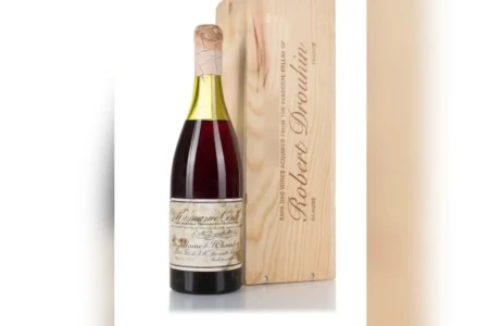 Garrafa de vinho francês de 1945 se torna a mais cara da história a ser vendida em leilão (Foto: Reprodução)