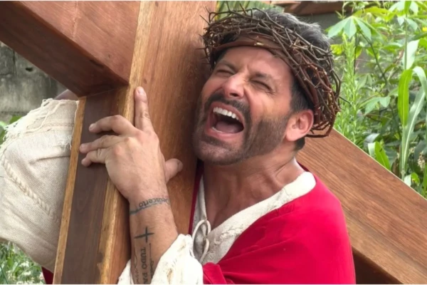 Vídeo: figurino de Henri Castelli pega fogo em encenação de A Paixão de Cristo Chamas assustaram público que assistia o momento