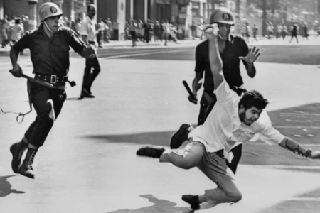 Imagem mostra homem sendo perseguido por militares