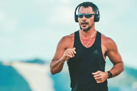 Aos 52 anos, brasileiro vence concurso mundial de beleza e impressiona; veja fotos Potiguar Nel Albuquerque conquistou título internacional