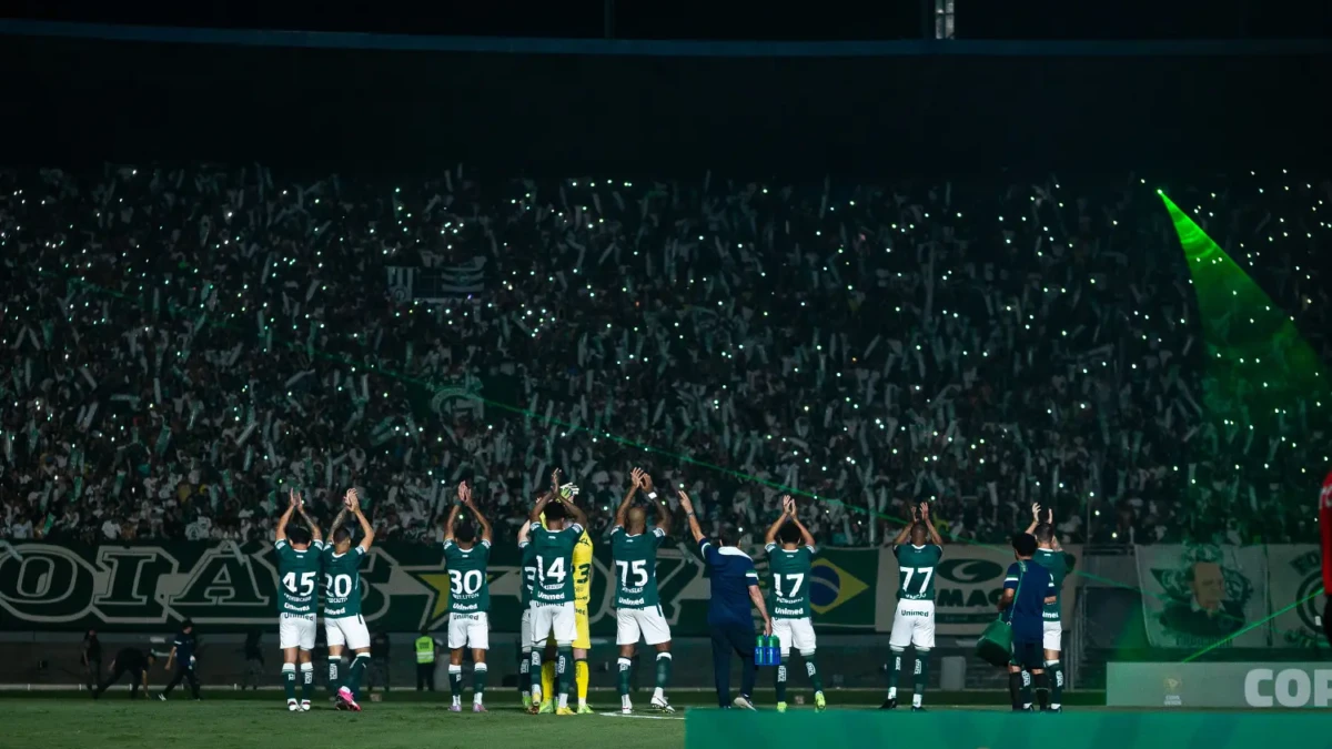 Jogadores do Goiás no Serra Dourada. Foto: Heber Gomes