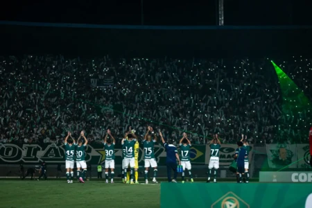 Jogadores do Goiás no Serra Dourada