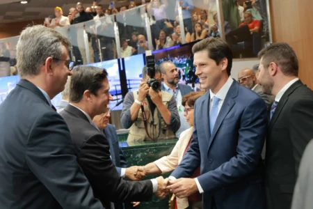 Agora governador, Daniel chora ao falar de Maguito: ‘vou honrar a memória dele’ (Foto: Assembleia Legislativa)