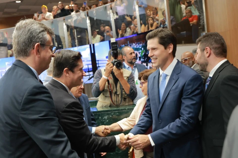Agora governador, Daniel chora ao falar de Maguito: ‘vou honrar a memória dele’ (Foto: Assembleia Legislativa)
