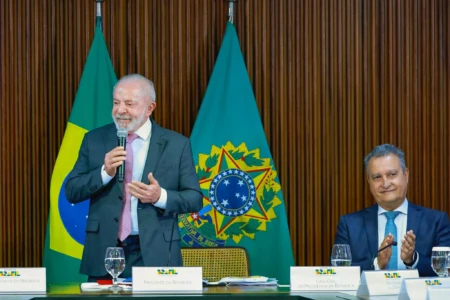 Lula ao lado do ministro-chefe da Casa Civil, Rui Costa (Foto: Palácio do Planalto)