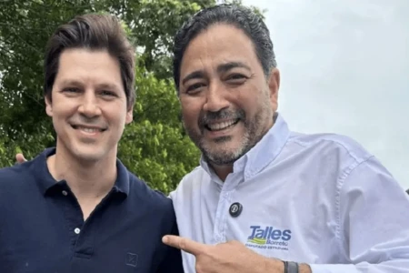 Imagem mostra governador de Goiás, Daniel Vilela, e deputado Talles Barreto, líder do Governo na Alego