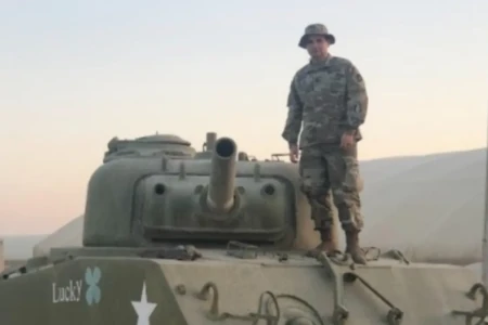 Antônio Caiado em cima de blindado durante guerra no Afeganistão - (Foto: arquivo pessoal)