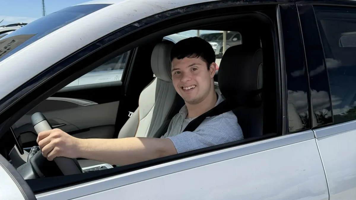 Influenciador se torna primeiro condutor com síndrome de Down habilitado em Goiás habilitação preparado para assumir o volante