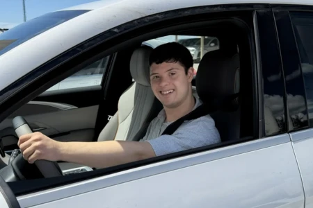 Influenciador se torna primeiro condutor com síndrome de Down habilitado em Goiás habilitação preparado para assumir o volante
