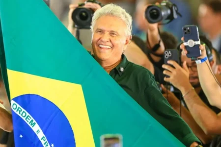 Imagem mostra pré-candidato segurando a bandeira do Brasil