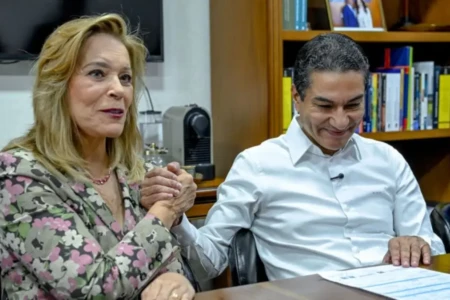 Imagem mostra deputada ao lado do presidente nacional da sigla, Marcos Pereira