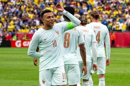 Seleção da França durante partida contra a seleção brasileira
