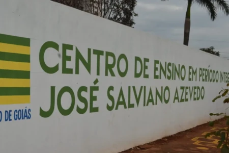 Mulher agride estudante na porta de escola em Santa Helena após briga entre alunos
