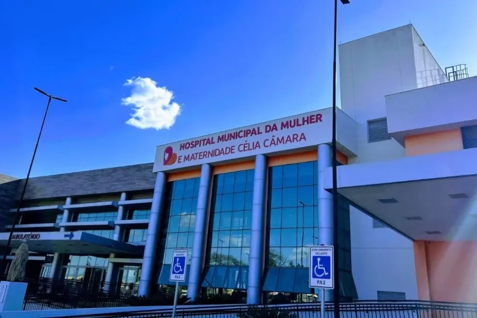 Funcionários cobram salários atrasados após saída de OS da Maternidade Célia Câmara em Goiânia