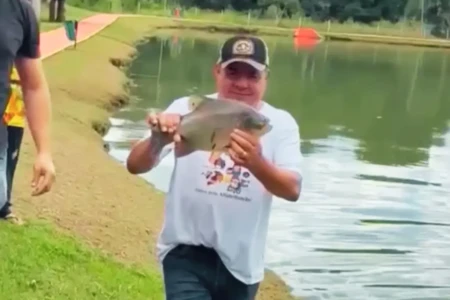 Prefeito de cidade em Goiás posta vídeo de soltura de peixes e anuncia pescaria (Foto: Reprodução)