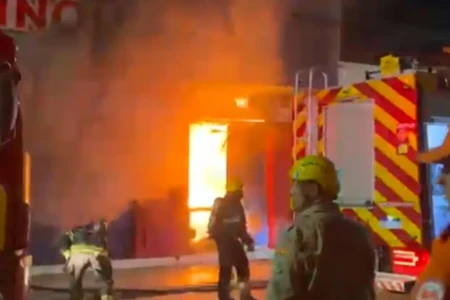 Corpo de Bombeiros atuando no combate à incêndio em loja de brinquedos - (Foto: reprodução/Corpo de Bombeiros)