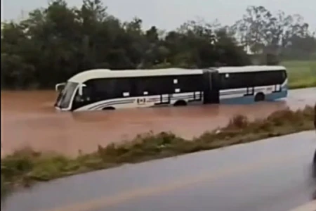 Imagem do ônibus ilhado