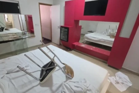 Suíte foi danificada por ex do policial militar - (Foto: reprodução/PM)