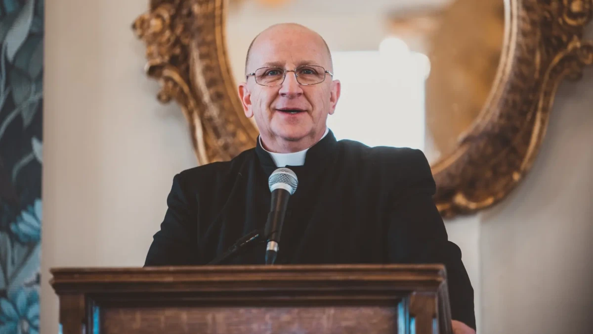 Padre exorcista alerta sobre aliens e demônios Humanidade é enganada exorcista sobre extraterrestres e forças espirituais Chad Alec Ripperger