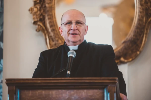 Padre exorcista alerta sobre aliens e demônios Humanidade é enganada exorcista sobre extraterrestres e forças espirituais Chad Alec Ripperger