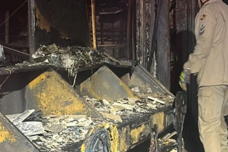 Bombeiros fazendo rescaldo - (Foto: arquivo pessoal)