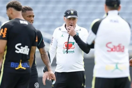 Carlo Ancelotti em treino na seleção brasileira