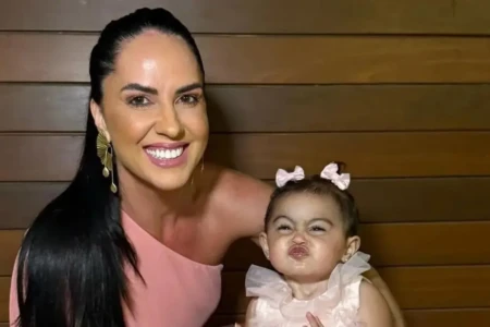 Menina apareceu em um registro Filha de Graciele Lacerda e Zezé Di Camargo combina vestido com tênis e encanta web; veja foto