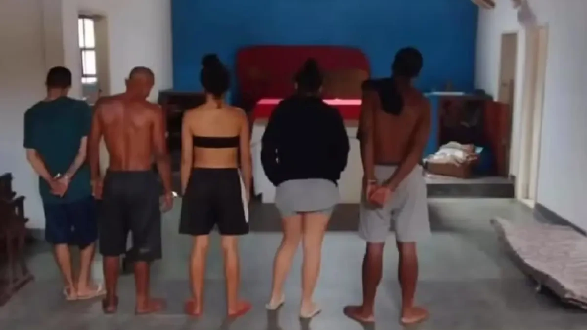 Rio de Janeiro: traficantes transformam igreja em boca de fumo e fazem sexo no altar Capela católica foi invadida e teve missas proibidas