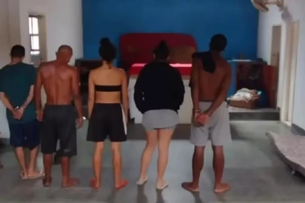 Rio de Janeiro: traficantes transformam igreja em boca de fumo e fazem sexo no altar Capela católica foi invadida e teve missas proibidas