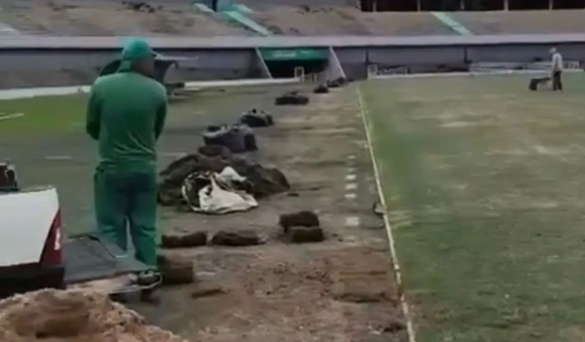 funcionários Goiás cuidam gramado do Serra 1