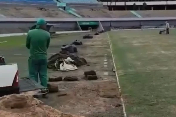 funcionários Goiás cuidam gramado do Serra 1