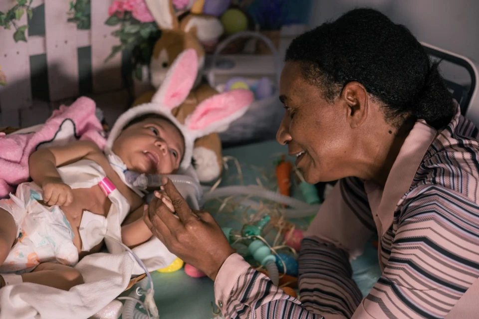 Imagem de uma bebê vestida de coelhinho