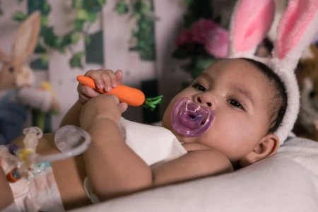 Imagem de uma bebê fantasiada de coelhinho