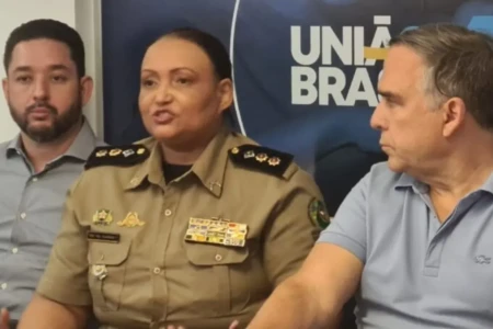 Imagem mostra Cláudia Lira ao lado de Sandro Mabel e Thialu Guiotti