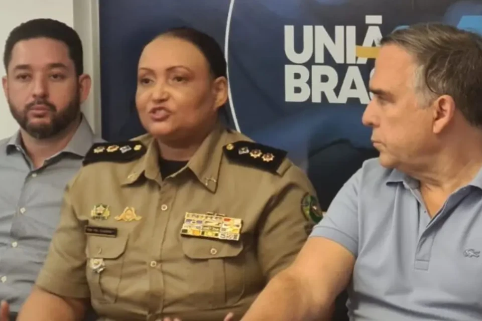 Imagem mostra Cláudia Lira ao lado de Sandro Mabel e Thialu Guiotti
