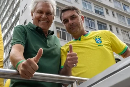 Imagem mostra Ronaldo Caiado e Flávio Bolsonaro durante ato em SP