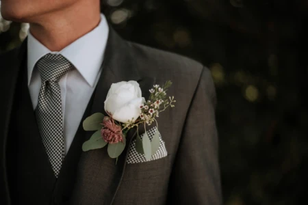 Loja cobra dano em terno após morte de noivo em Goiânia e gera polêmica nas redes sociais