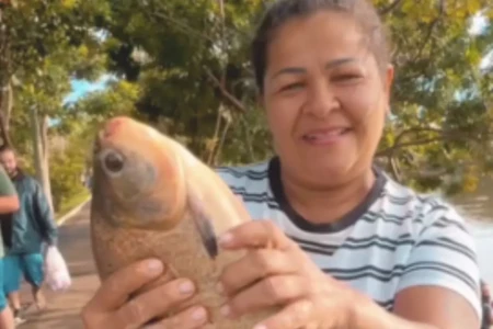 Sexta-feira Santa: moradores pescam 2 toneladas de peixe em parque de Trindade (Foto: Reprodução)