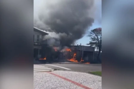 Avião cai no Rio Grande do Sul e quatro pessoas morrem; vídeo (Foto: Reprodução)