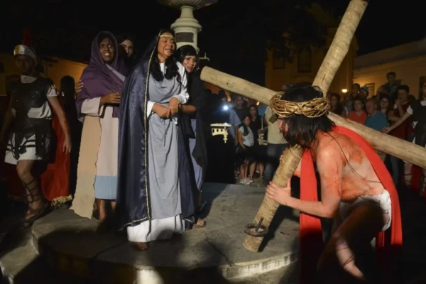 Imagem mostra representação da crucificação de Jesus