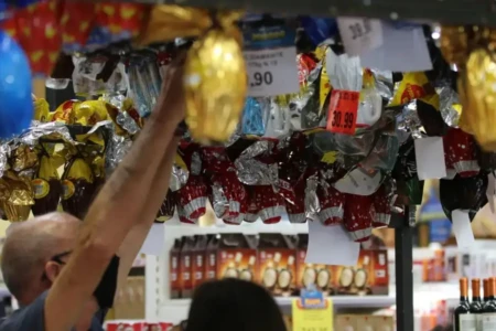 Imagem mostra consumidor escolhendo ovo de Páscoa