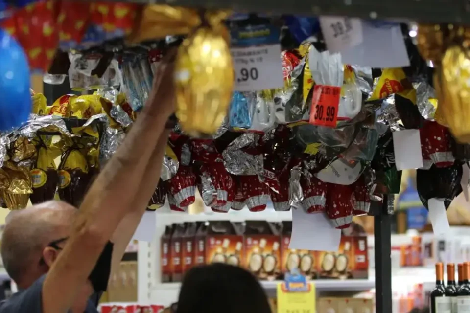 Imagem mostra consumidor escolhendo ovo de Páscoa