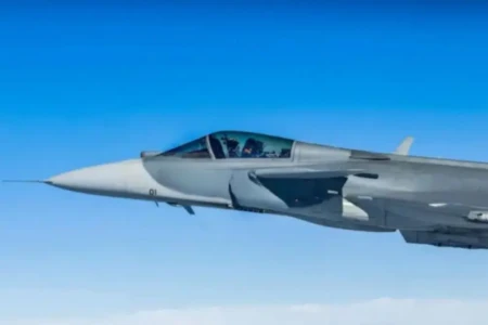 Imagem mostra caça da Força Aérea durante voo