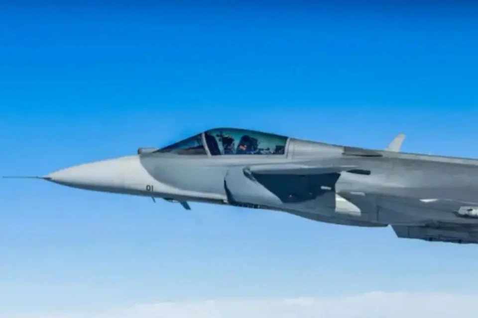 Imagem mostra caça da Força Aérea durante voo