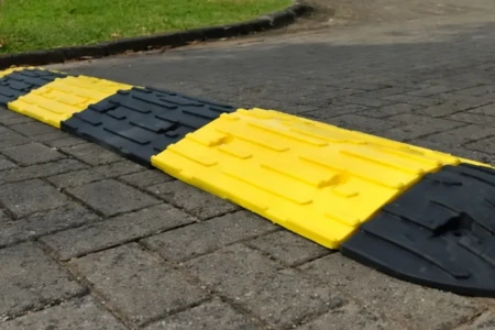 Quebra-molas de borracha são instalados em três pontos de Goiânia