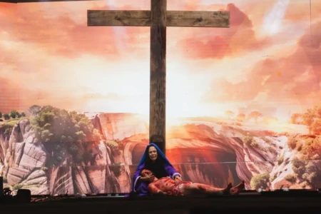 Chuva cessa e Paixão de Cristo na Paróquia Nossa Senhora da Assunção em Goiânia reúne multidão