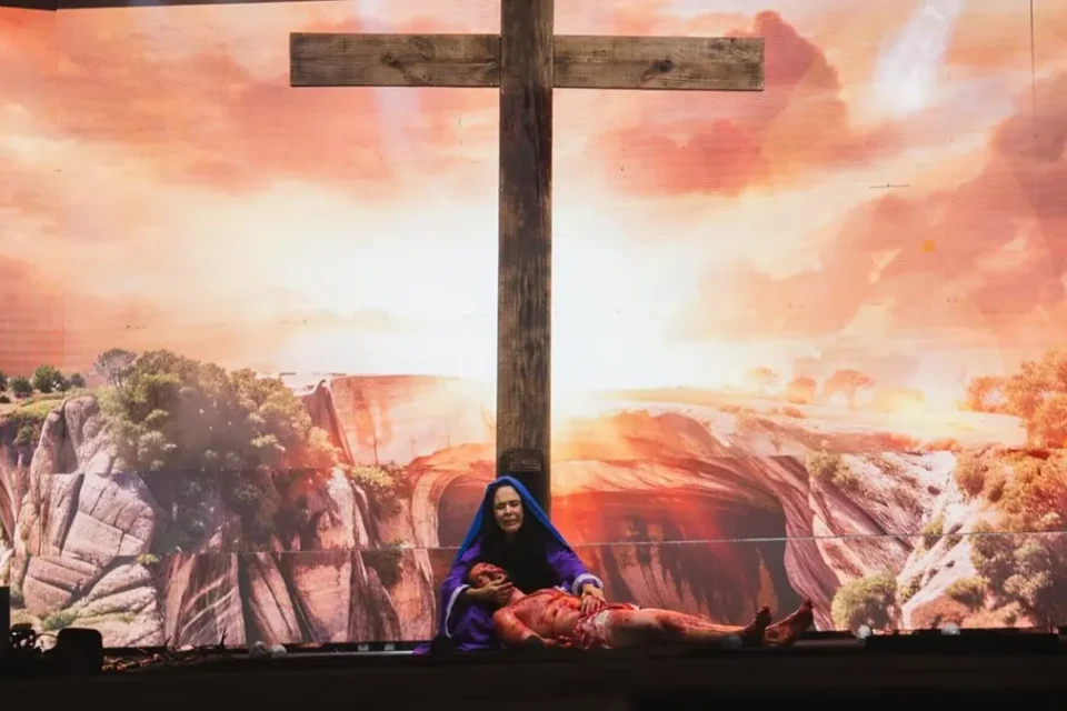 Chuva cessa e Paixão de Cristo na Paróquia Nossa Senhora da Assunção em Goiânia reúne multidão