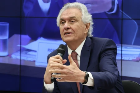 Ronaldo Caiado fala ao segurar um microfone