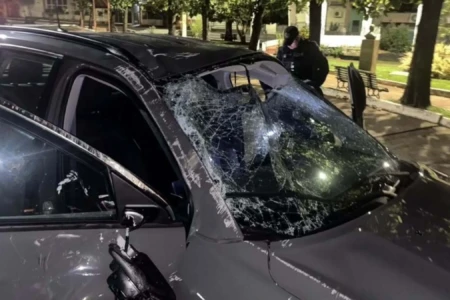 Jeep com parabrisa e porta do passageiro danificada após capotamento