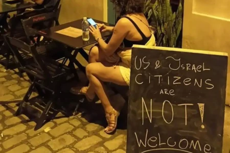 Bar no RJ é multado por placa proibindo entrada de americanos e israelenses Partisan Lapa Estados Unidos e de Israel não eram bem-vindos